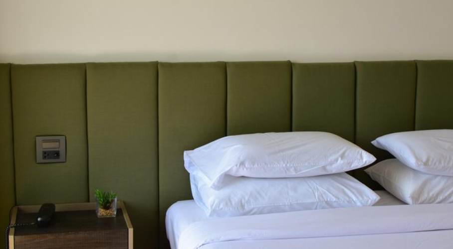 Cabeceira em módulos: por que essa tendência de decoração é perfeita para quartos pequenos e grandes?