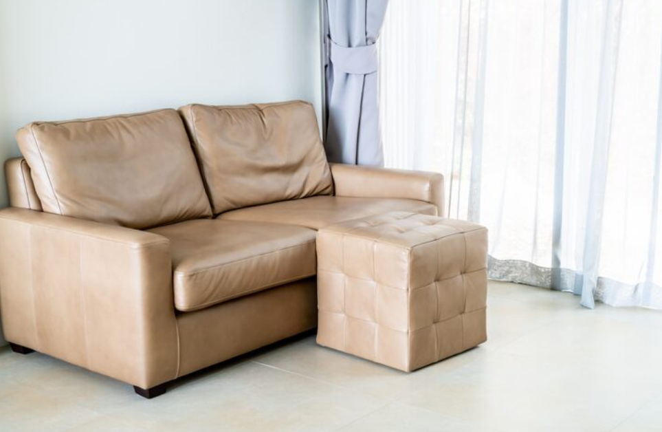 Sofá de 2 lugares: 5 dicas para você decorar sua sala sem abrir mão do conforto.