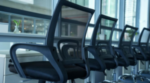 Cadeira fixa de escritório: por que ela é a escolha ideal para salas de reunião e ambientes de trabalho colaborativos?