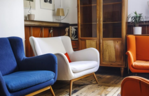 Poltronas decorativas: como escolher entre corino, madeira e outros materiais?